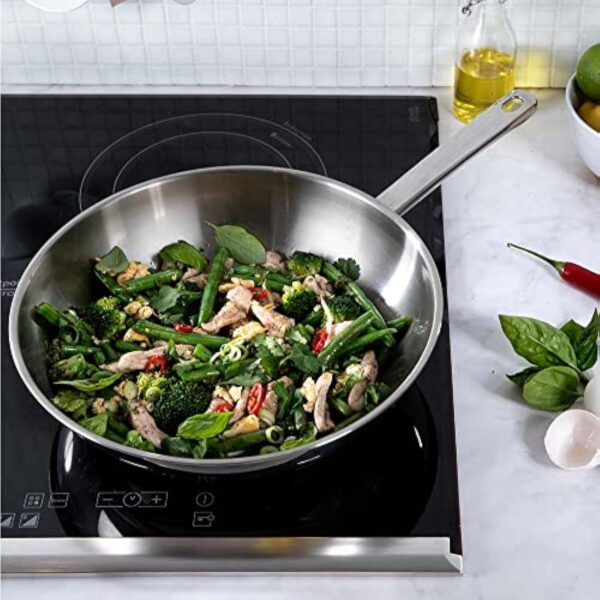 BK Bright Poêle Wok en Acier INOX de 24 cm, Extérieur Poli, Poignée Stay Cool, Cuisson Professionnelle, Induction, Va au Four jusqu'à 230°C, Ustensiles en Métal, Lavable au Lave-Vaisselle, Argent – Image 3