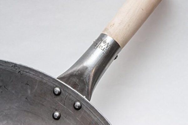 Craft Wok 731W316 Wok en acier au carbone martelé à la main avec poignée en bois et acier fond plat 35,6 cm – Image 6