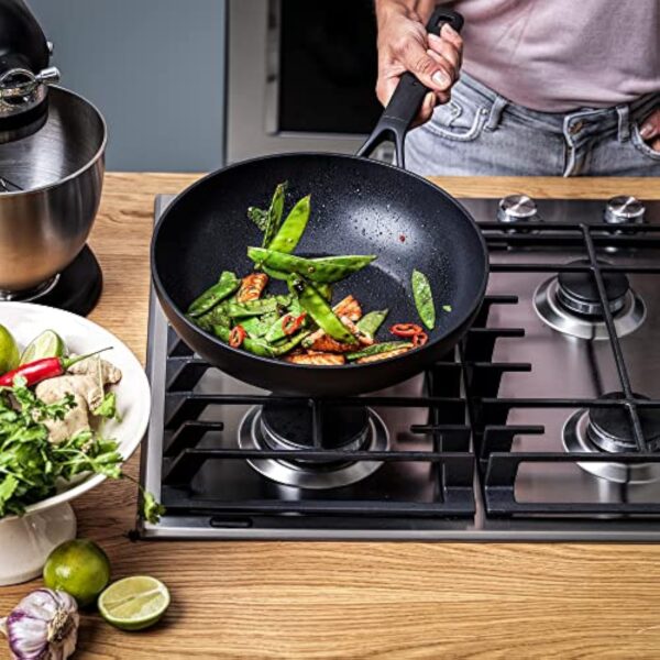 KitchenAid Classic Forged Aluminium Wok antiadhésif 3 couches de fabrication allemande, 28 cm/3,6 litres, pour induction et four, noir. – Image 3