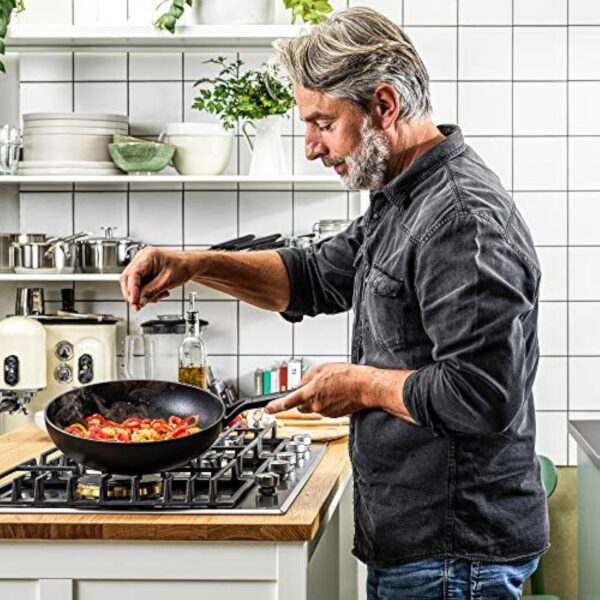 KitchenAid Classic Forged Aluminium Wok antiadhésif 3 couches de fabrication allemande, 28 cm/3,6 litres, pour induction et four, noir. – Image 4