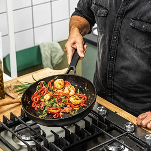 KitchenAid Classic Forged Aluminium Wok antiadhésif 3 couches de fabrication allemande, 28 cm/3,6 litres, pour induction et four, noir. – Image 5