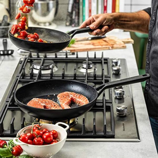 KitchenAid Classic Forged Aluminium Wok antiadhésif 3 couches de fabrication allemande, 28 cm/3,6 litres, pour induction et four, noir. – Image 8