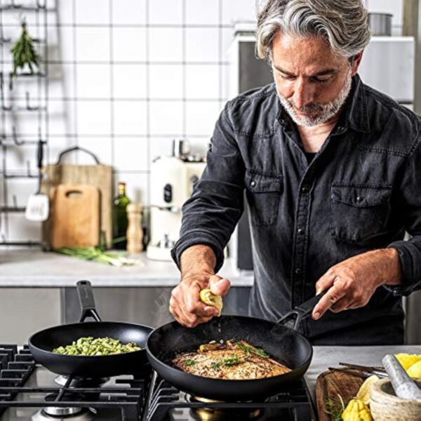 KitchenAid Classic Forged Aluminium Wok antiadhésif 3 couches de fabrication allemande, 28 cm/3,6 litres, pour induction et four, noir. – Image 9
