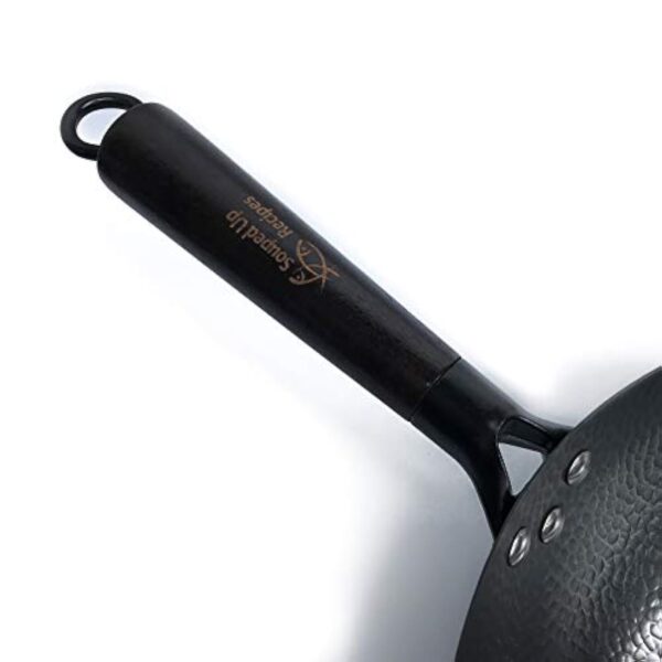 Souped Up Recipes Wok en acier au carbone pour cuisinières électriques, à induction et à gaz (couvercle, spatule et guide d'utilisation vidéo (français non garanti) inclus) – Image 4