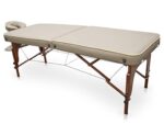 QUIRUMED Table de Massage pour Spa, Portable en Bois, Beige, Bois Verni, Similicuir, Rembourrage Haute densité, Hauteur réglable, Pliable, tête Amovible, jusqu'à 210 kg
