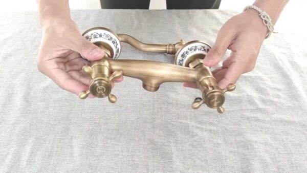 Robinet de Cuisine Mural Ancien Mitigeur Robinet Retro Bronze Antique Rotation 360 ° Double Contrôle Prune Croix Volant Robinet de Cuisine (Antique) – Image 9