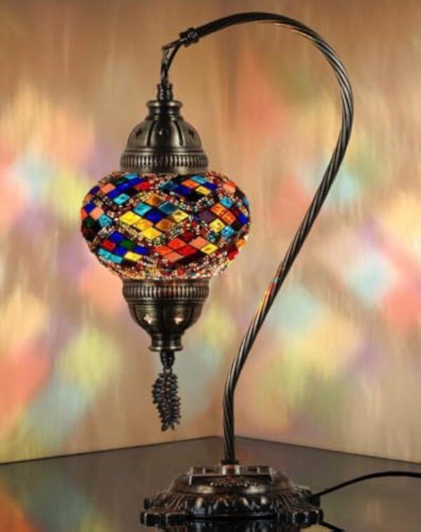 DEMMEX Lampe turque authentique, fabriquée en Turquie, lampe de chevet en mosaïque marocaine turque, 100% fabriquée à la main, corps en métal couleur laiton antique et base en métal décorée, – Image 2